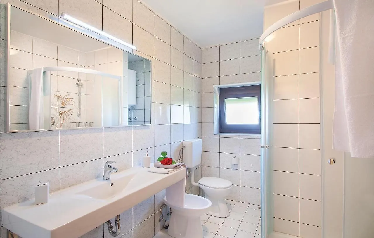 Gorgeous Apartment In Pula With Kitchen Muntić